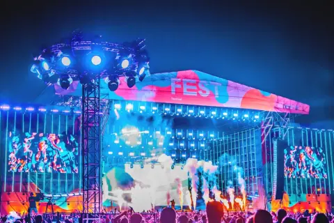 Koncertowa noc na festiwalu, gdzie światła, dym i tłum tworzą atmosferę jednego z najbardziej imprezowych miast w Polsce.