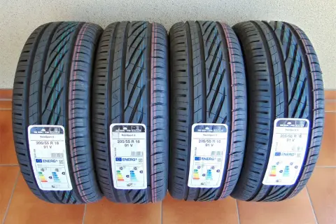 Cztery nowe opony Uniroyal RainSport 5 o rozmiarach 205/55 R 16 91V, z etykietami energetycznymi.
