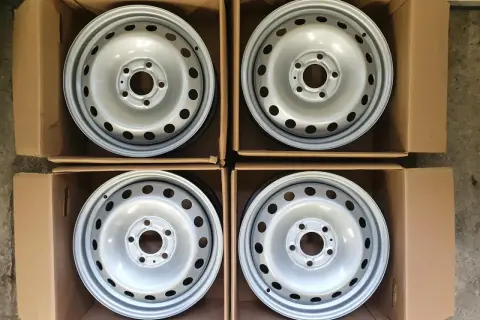 Cztery nowe felgi stalowe do Nissan Primastar, zapakowane w kartony, gotowe do montażu.