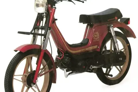 Un ciclomotor Derbi Variant rojo con detalles dorados, un clásico entre los **derbi variant modelos**.