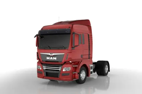 Cabine rouge d'un camion MAN, prête pour une longue route. Ce camion américain est un géant des autoroutes.
