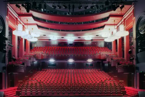 Czerwone fotele teatru w Warszawie czekają na widzów. Co jest grane?