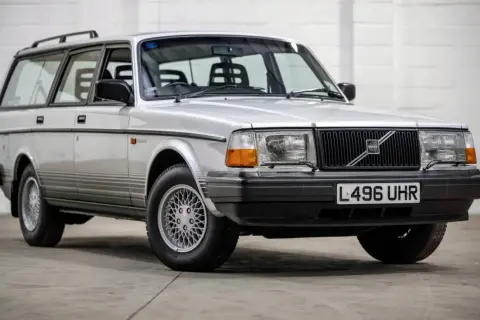 Silver Volvo 240 Torslanda kombi, en klassiker från Sverige, står redo för nya äventyr.