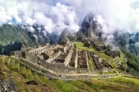 Niesamowita wycieczka do Machu Picchu. Ruiny Inków w chmurach, otoczone zielonymi wzgórzami i majestatycznymi szczytami Andów.