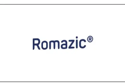 Niebieski napis Romazic® na białym tle.