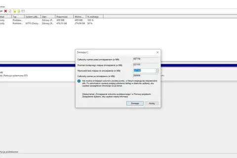 Zarządzanie dyskami w Windows 11: okno "Zmniejsz C:" pokazuje, jak podzielić dysk na partycje, wprowadzając ilość miejsca do zmniejszenia.