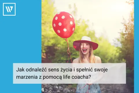 Szczęśliwa kobieta z czerwonym balonem w grochy, szukająca odpowiedzi na pytanie, jak odnaleźć sens życia.