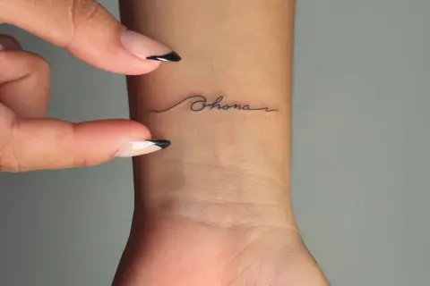 Delikatny tatuaż nutka na nadgarstku. Symbolizuje miłość do muzyki i pasję.