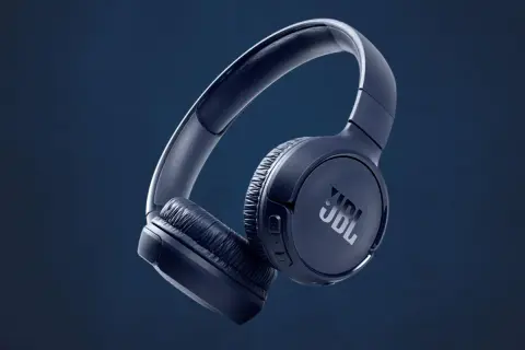 Casque JBL bleu, prêt pour l'appairage. Son design épuré et sa couleur profonde invitent à l'immersion sonore.
