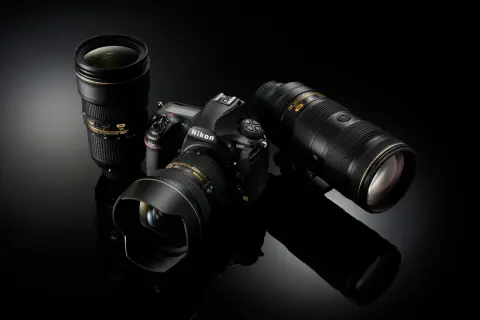 Le Nikon D850, avec ses objectifs 24-70mm et 70-200mm, prêt pour l'action depuis sa date de sortie.