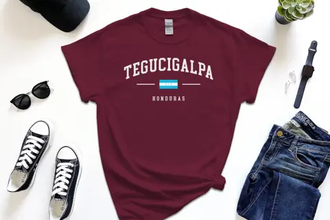 T-shirt z napisem Tegucigalpa, Honduras. Obok czapka, okulary, trampki, jeansy i smartwatch.