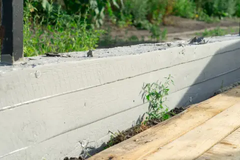 Jaki beton na fundament ogrodzenia? Poradnik: klasa, grunt, błędy