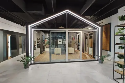 Nowoczesny salon z oknami i drzwiami, z ekspozycją w kształcie domu.