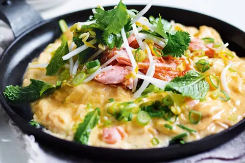 Leckeres Lachs-Omelett mit Sojasprossen und Minze – perfekt für das **Essen bei warmen Wetter**.