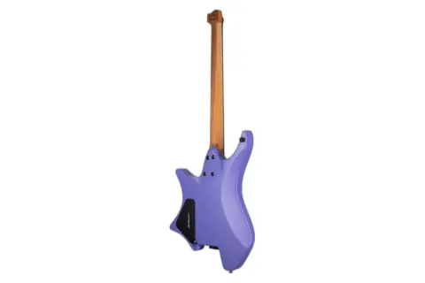 Fioletowa gitara elektryczna, idealna do nauki gry na gitarze elektrycznej. Jej nowoczesny kształt i drewniany gryf zachęcają do ćwiczeń.