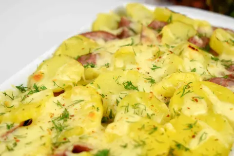 Perfekcyjna zapiekanka ziemniaczana z kiełbasą: przepis i porady
