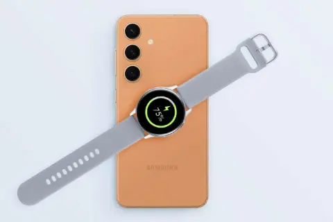 Une montre Samsung est en cours de charger sur un téléphone, affichant 75% de batterie.