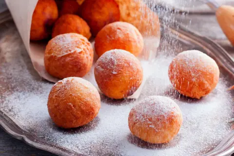 Frisch gebackene Quarkkrapfen werden mit Puderzucker bestäubt. Ein köstliches Quarkkrapfen Rezept zum Nachbacken.