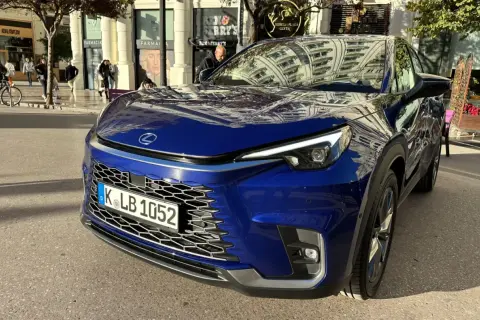 Niebieski Lexus LBX na ulicy. Zbliżenie na przód auta, widoczna krata wlotu powietrza i reflektory. Wymiary tego kompaktowego SUV-a są idealne do miasta.