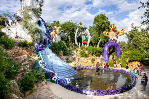 Il Giardino dei Tarocchi di Niki de Saint Phalle, un'esplosione di colori e forme, con sculture monumentali e una fontana scintillante.