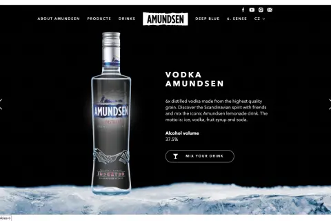 Szklana butelka Amundsen vodka na lodzie, z opisem 6x destylowana, idealna do drinków.