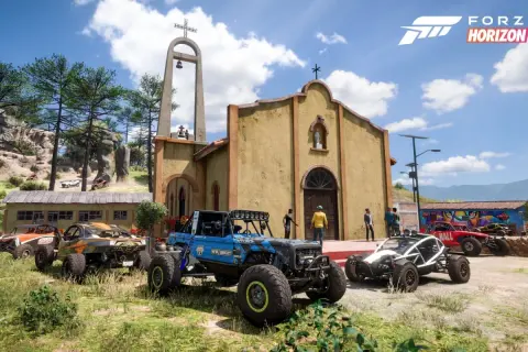 Wiele terenowych pojazdów przed kościołem w Meksyku. Idealna grafika, by sprawdzić forza horizon 5 wymagania.