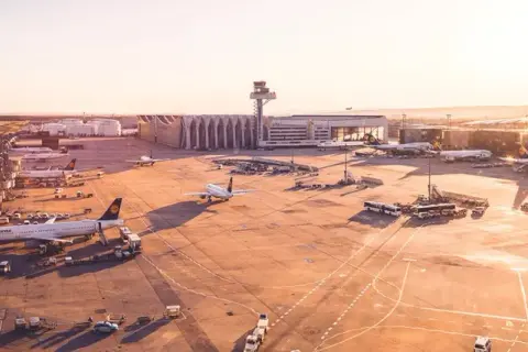 Jak skutecznie poruszać się po lotnisku we Frankfurcie? Wskazówki i transport