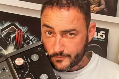 DJ Nano Zaragoza, listo para la fiesta con su equipo.