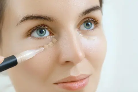 Czy korektor powinien być jaśniejszy od podkładu? Oto prawda o makijażu
