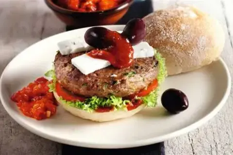 Co to jest hamburger? Poznaj składniki i różnorodność tego przysmaku