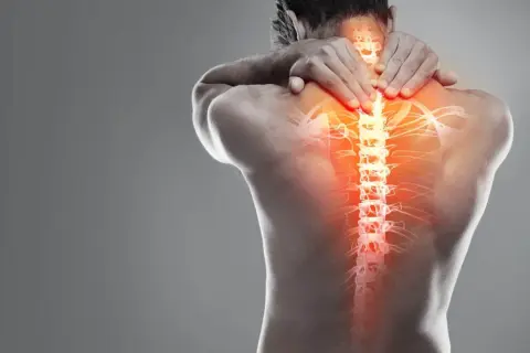 Uomo con mani sul collo e schiena, evidenziata la colonna vertebrale con zone rosse di dolore, indicando una contrattura dorsale.