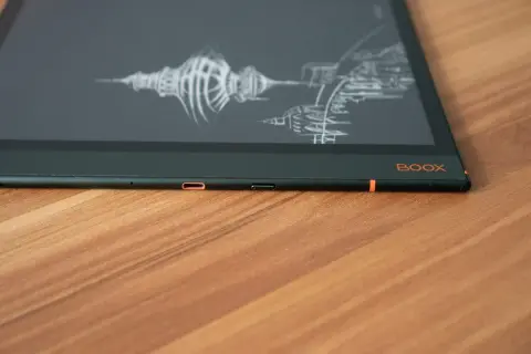 Le Boox Nova 3, une liseuse électronique avec un dessin architectural complexe sur son écran, posée sur une surface en bois.
