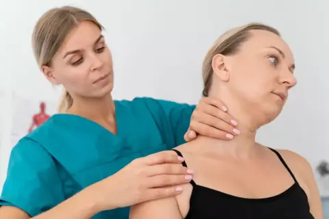 Neurologiczne objawy skręcenia szyi: Kiedy iść na SOR?