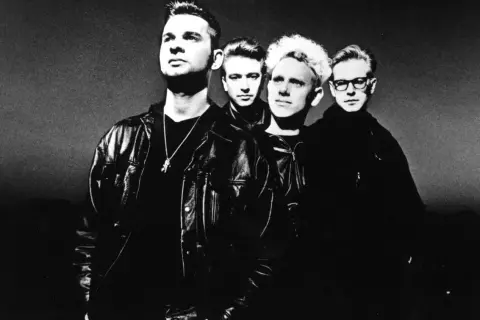 Czterech mężczyzn w skórzanych kurtkach, jakby gotowi do wykonania kolejnych niezapomnianych depeche mode utworów.