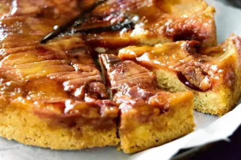 En saftig tårta med karamelliserade plommon som toppning. Perfekt att baka med plommon nu när säsongen är här.