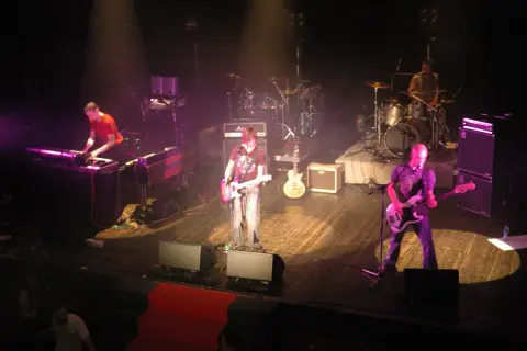 Zespół na scenie, muzycy grają na instrumentach, a wokalista śpiewa. Co słychać w odsłuchu? Koncert w pełni!