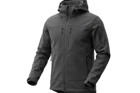 Szara kurtka softshell z kapturem i wieloma kieszeniami. Dowiedz się, jak prać softshell, by zachować jego właściwości.