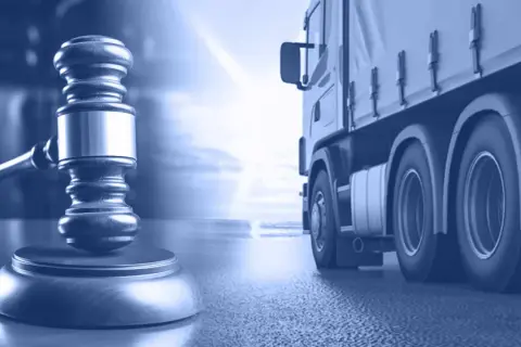 Młotek sędziowski i ciężarówka. To może być co to jest odpis wniosku w sprawie transportu.