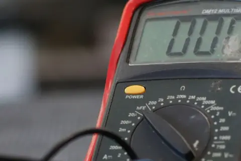 Napięcie ładowania alternatora 12V: Jak sprawdzić i zdiagnozować?