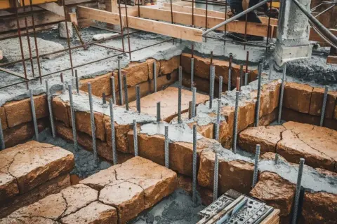 Jak wzmocnić stare fundamenty z kamienia i uniknąć kosztownych napraw