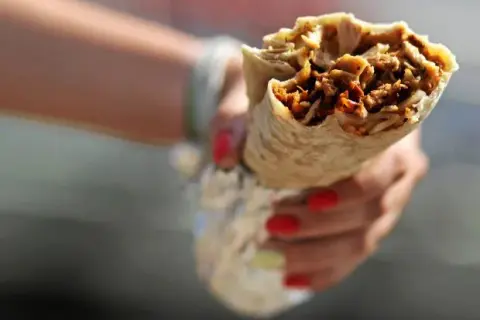 Ile kosztuje kebab z baraniny? Ceny w różnych miastach Polski