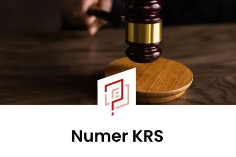 Młotek sędziowski na drewnianym stole. Logo i napis "Numer KRS" sugerują, że chodzi o liczbę cyfr w numerze KRS.