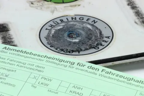 Abgemeldetes Auto gekauft, was nun? Die Abmeldebescheinigung und das Siegel auf dem Kennzeichen zeigen den Status.