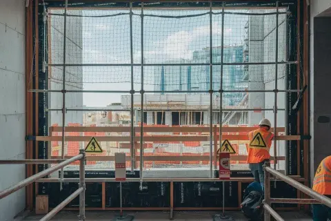 Jak skutecznie zabezpieczyć okna na budowie przed zniszczeniem i zabrudzeniami