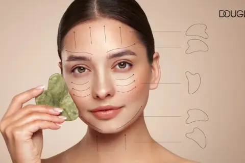 Frau mit Gua Sha Stein und Pfeilen, die die Gua Sha Technik zur Gesichtsstraffung zeigen.