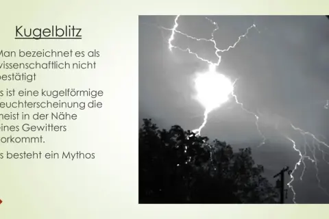 Gewitter mit Blitzen, die zeigen, wie entstehen blitze. Ein kugelförmiger Lichtball, der oft bei Gewittern auftritt.