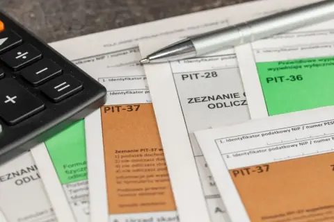 Kalkulator i długopis na formularzach PIT-37, PIT-28, PIT-36. Czas rozliczyć podatki, nawet jeśli masz kryptowaluty.