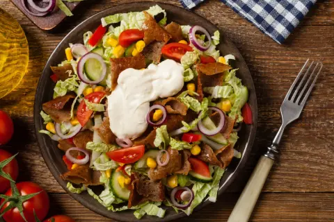 Co się daje do sałatki gyros? Odkryj składniki, które zachwycą smak