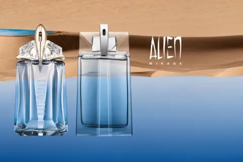 Dwa flakony perfum Mugler Alien Mirage na tle pustynnego krajobrazu. Jeden flakon ma złoty, futurystyczny korek, drugi prostokątny, srebrny.