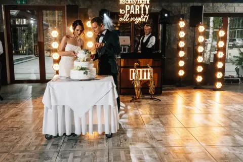 Para wesele kroi tort. DJ gra, a saksofony czekają na wesoły wierszyk na wesele dla dzieci.